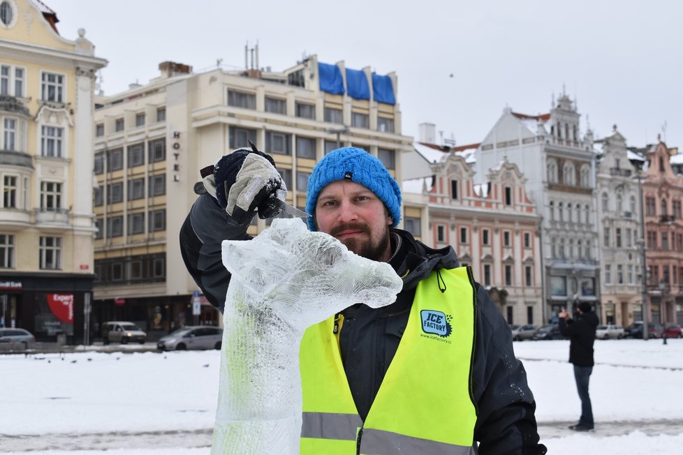 Ledoví sochaři vytvářejí na náměstí Republiky v Plzni svá díla.