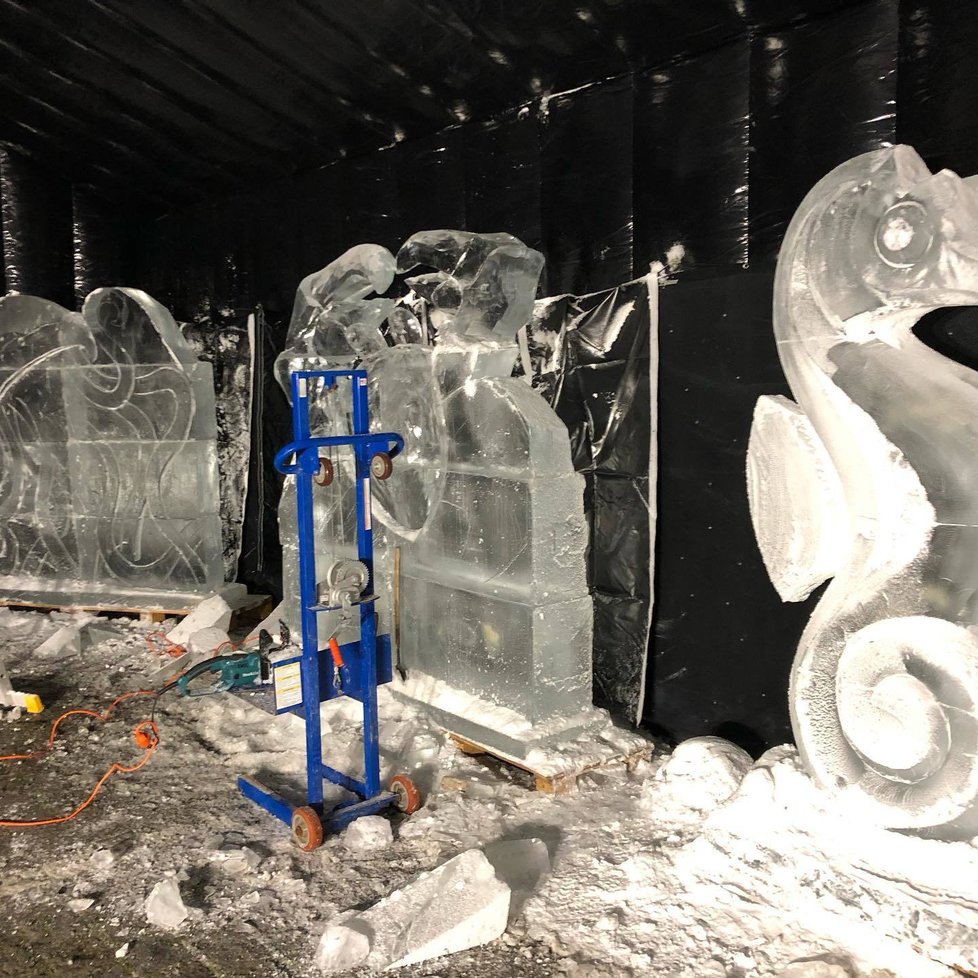 Výroba ledových soch.
