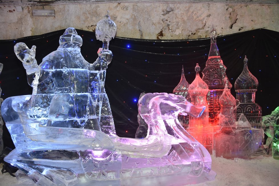 Ledové sochy z loňské výstavy, která návštěvníkům představila světové dominanty.
