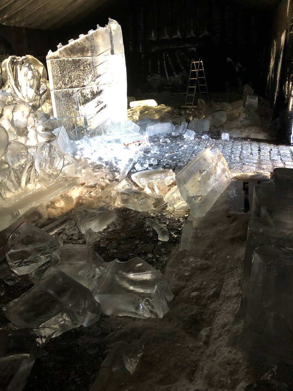 Lukáš Toušek (40) nejdříve ledové sochy rozřezal pilou, aby mu jejich ostré hrany nepoškodily stan, a pak je nechal roztát.