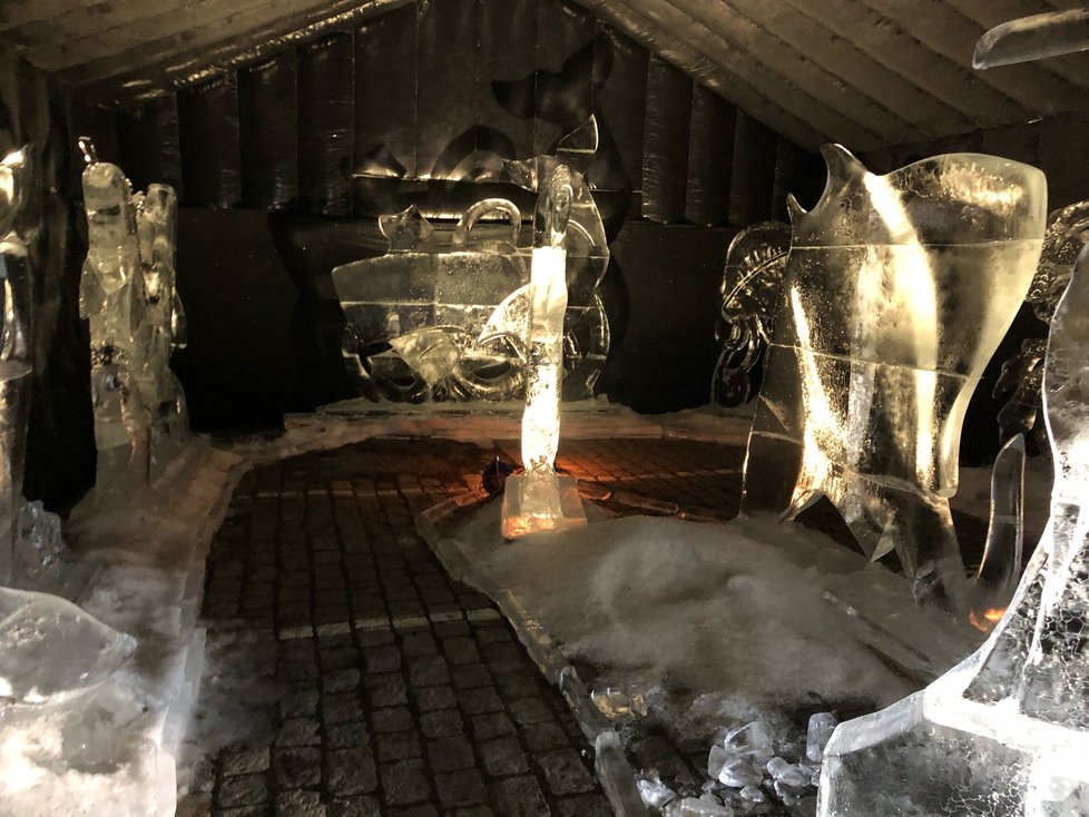 Lukáš Toušek (40) nejdříve ledové sochy rozřezal pilou, aby mu jejich ostré hrany nepoškodily stan, a pak je nechal roztát.