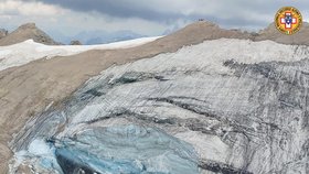 Zřícení ledovce v italských Alpách.