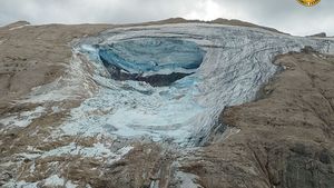 Záchranář o tragickém sesuvu v Alpách: Těla roztrhal ostrý led na kusy!