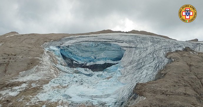 Zřícení ledovce v italských Alpách.