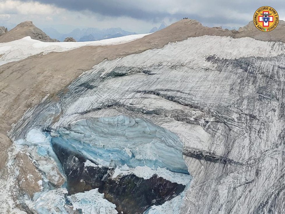 V italských Alpách se utrhl kus ledovce. (3.7.2022)