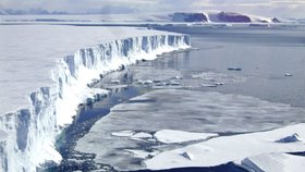 Vznikl nový největší ledovec na světě. Odlomil se od Antarktidy, zachytila ho družice