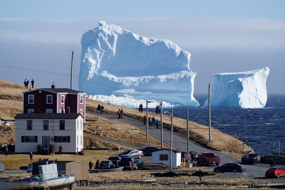 K pobřeží Newfoundlandu připlul obří ledovec.