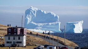 K pobřeží Newfoundlandu připlul obří ledovec.