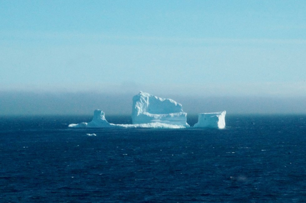 K pobřeží Newfoundlandu připlul obří ledovec.