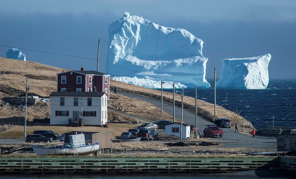 K pobřeží Newfoundlandu připlul obří ledovec.