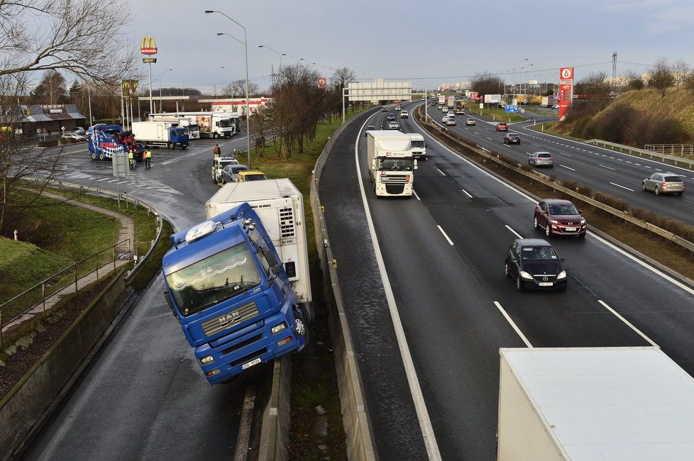 Na D1 najel kamion na svodidla. Na ledovce pak podjely nohy i řidiči.