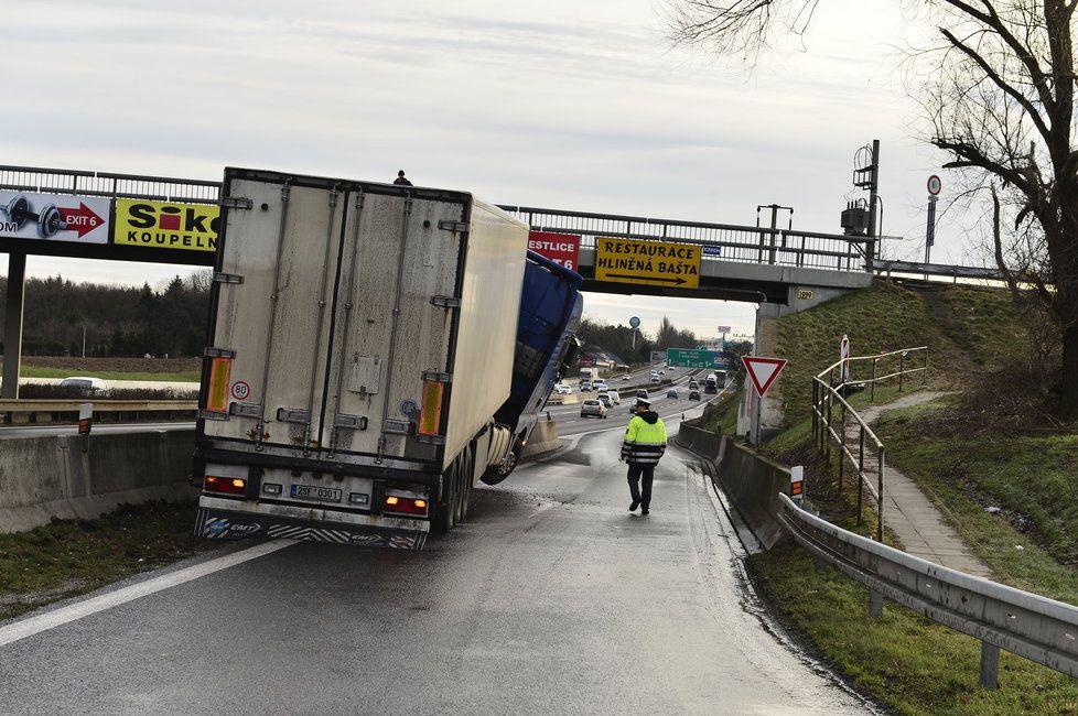 Ledovka trápí řidiče hlavně ve Zlínském kraji.