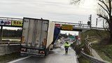 Řidiči, pozor: Ledovky pokryly silnice, při nehodě zemřeli ráno tři lidé
