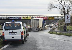 Námraza překvapila řidiče. Na Karlovarsku nehody zablokovaly dopravu (ilustrační foto).