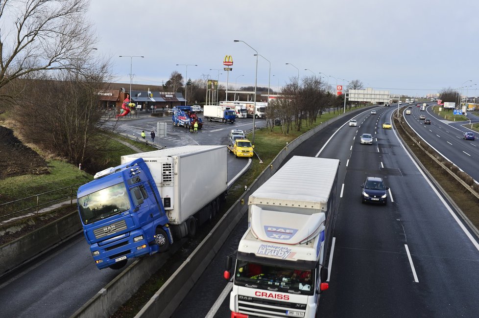 Ledovka trápí řidiče hlavně ve Zlínském kraji.