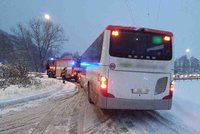 Zamrzlá jižní Morava: Desítky nehod na ledovce, kloužou řidiči i chodci