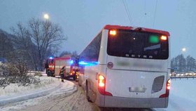 Pondělní noc a úterní ráno přinesly kvůli ledovce na jižní Moravě téměř 30 nehod. Řada autobusových spojů nabrala zpoždění.