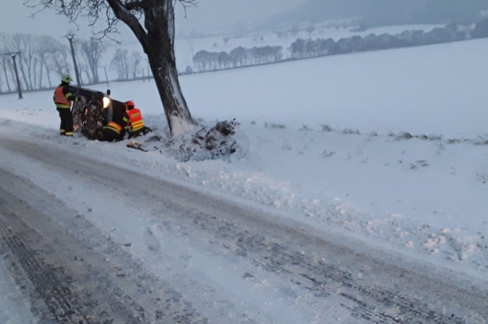 Pondělní noc a úterní ráno přinesly kvůli ledovce na jižní Moravě téměř 30 nehod. Řada autobusových spojů nabrala zpoždění.