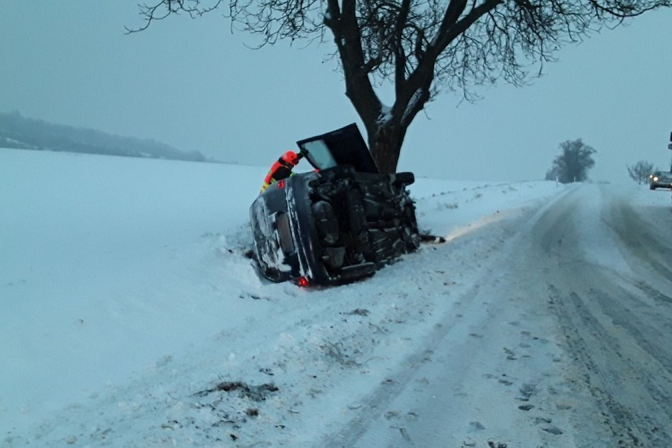 Pondělní noc a úterní ráno přinesly kvůli ledovce na jižní Moravě téměř 30 nehod. Řada autobusových spojů nabrala zpoždění.