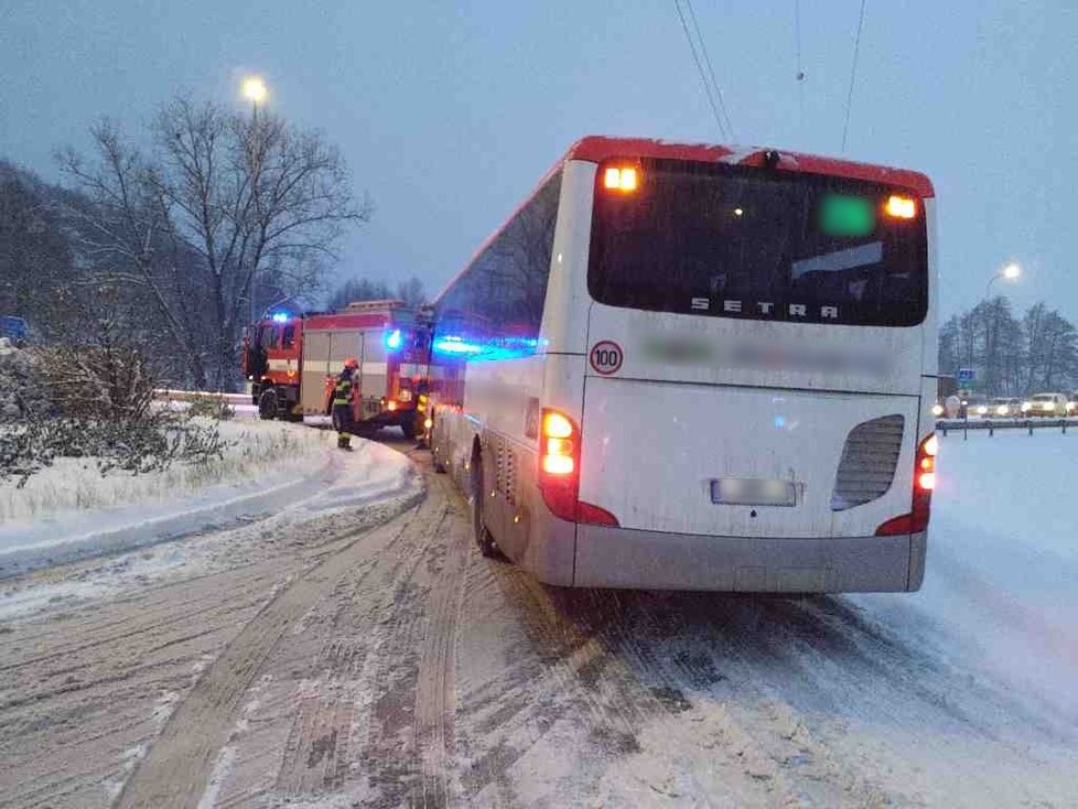 Pondělní noc a úterní ráno přinesly kvůli ledovce na jižní Moravě téměř 30 nehod. Řada autobusových spojů nabrala zpoždění.