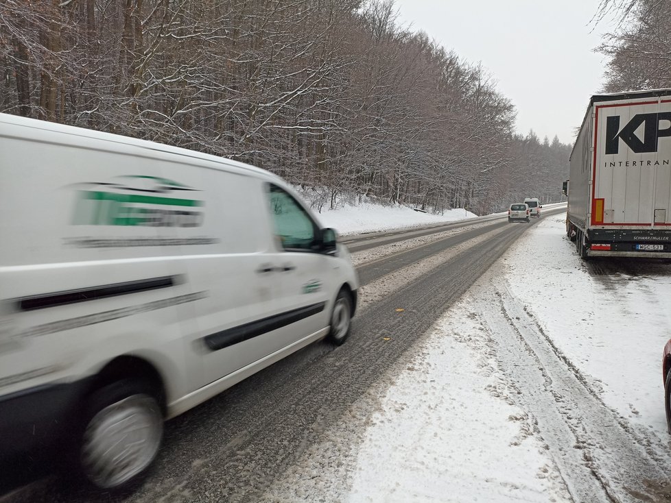 Pondělní noc a úterní ráno přinesly kvůli ledovce na jižní Moravě téměř 30 nehod. Řada autobusových spojů nabrala zpoždění.