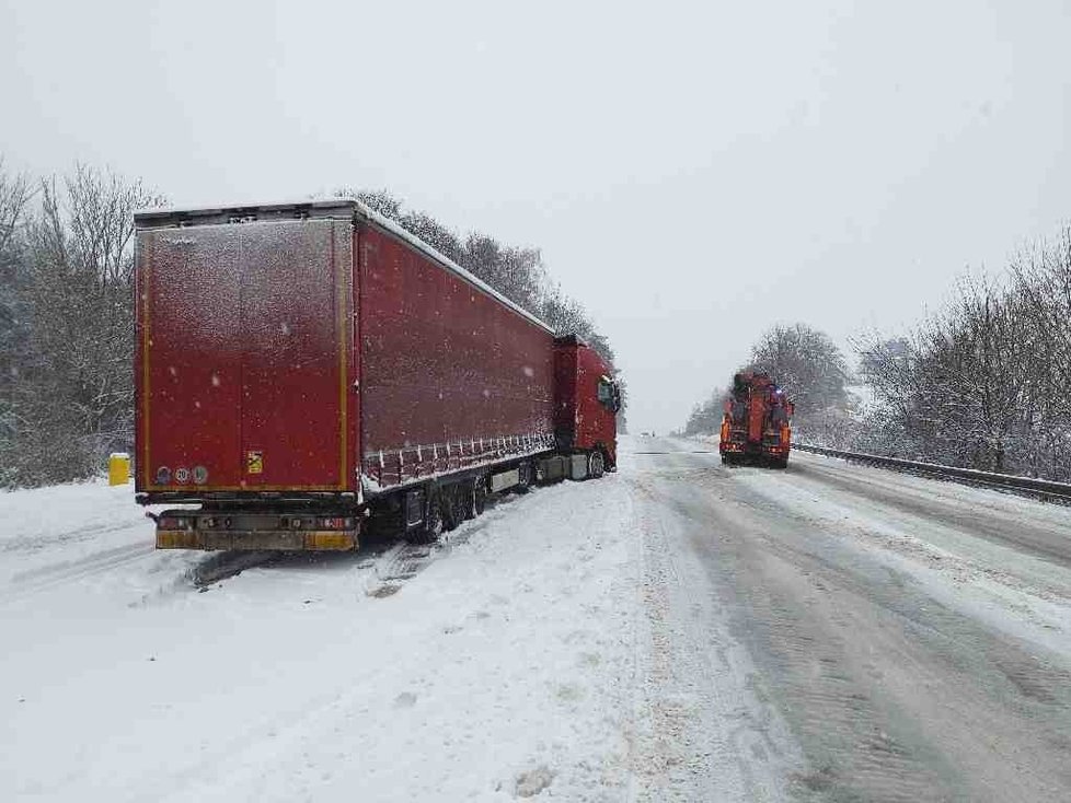 Pondělní noc a úterní ráno přinesly kvůli ledovce na jižní Moravě téměř 30 nehod. Řada autobusových spojů nabrala zpoždění.