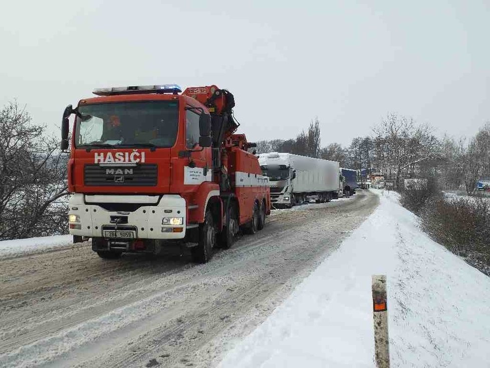 Pondělní noc a úterní ráno přinesly kvůli ledovce na jižní Moravě téměř 30 nehod. Řada autobusových spojů nabrala zpoždění.