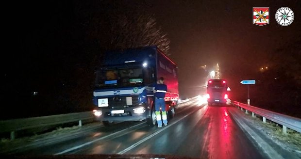 Na silnicích jižní Moravy se vytvořila ledovka, policisté evidují desítky nehod.