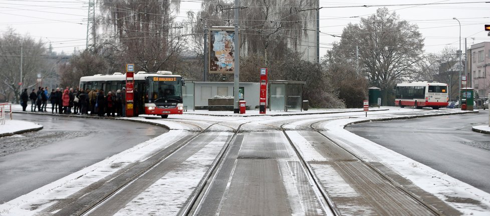 Meteorologové varují, že večer se na východě republiky bude tvořit náledí.