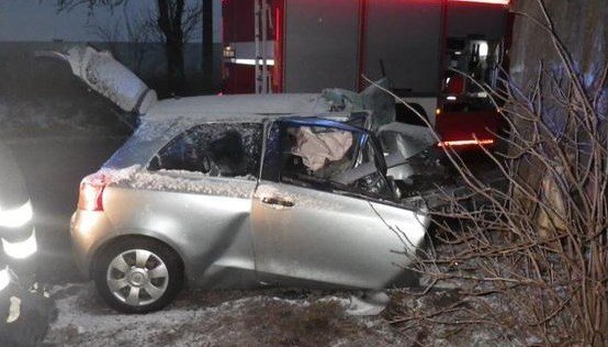 Ledovka si na Vyškovsku vyžádala život 35letého řidiče, který dostal smyk, sjel z vozovky a narazil do stromu