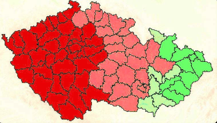 Červená barva znázorňuje nejsilnější ledovku, klouzat to ale bude i na území označeném světlejší červenou barvou.