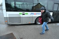 Jižní Morava je jedno kluziště! Desítky zraněných, nesjízdné silnice, nejezdí MHD