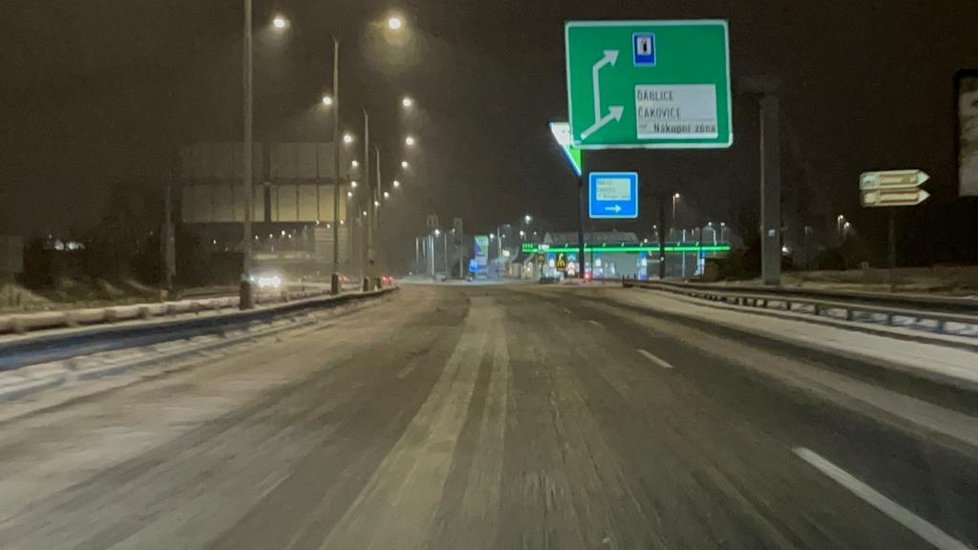 Ledovka v Česku: Silnice v Praze a Středočeském kraji začaly namrzat (6. 2. 2021)