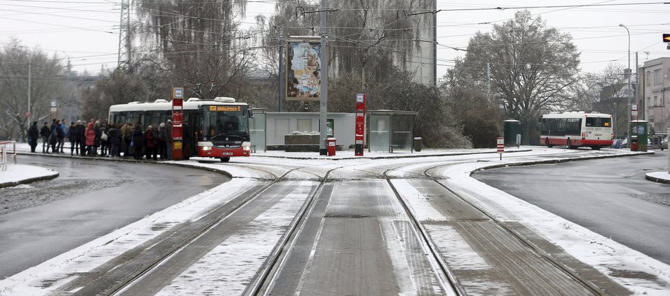 Napadlý sníh může komplikovat situaci řidičům, sledujte radar Blesku (archivní foto)