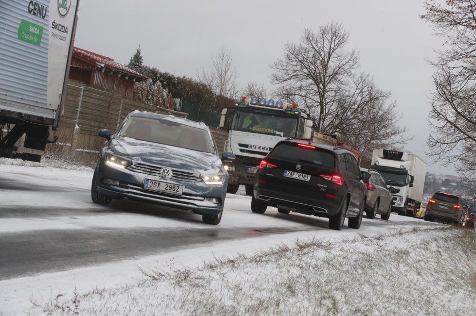 Sníh a námraza prakticky zastavily 3.1. provoz na silnici Pražská ve Velkých Přílepech. Kvůli zasněžené namrzlé vozovce se tvořily kolony aut, kterým se podsmekávaly pneumatiky. V koloně uvízly i autobusy.