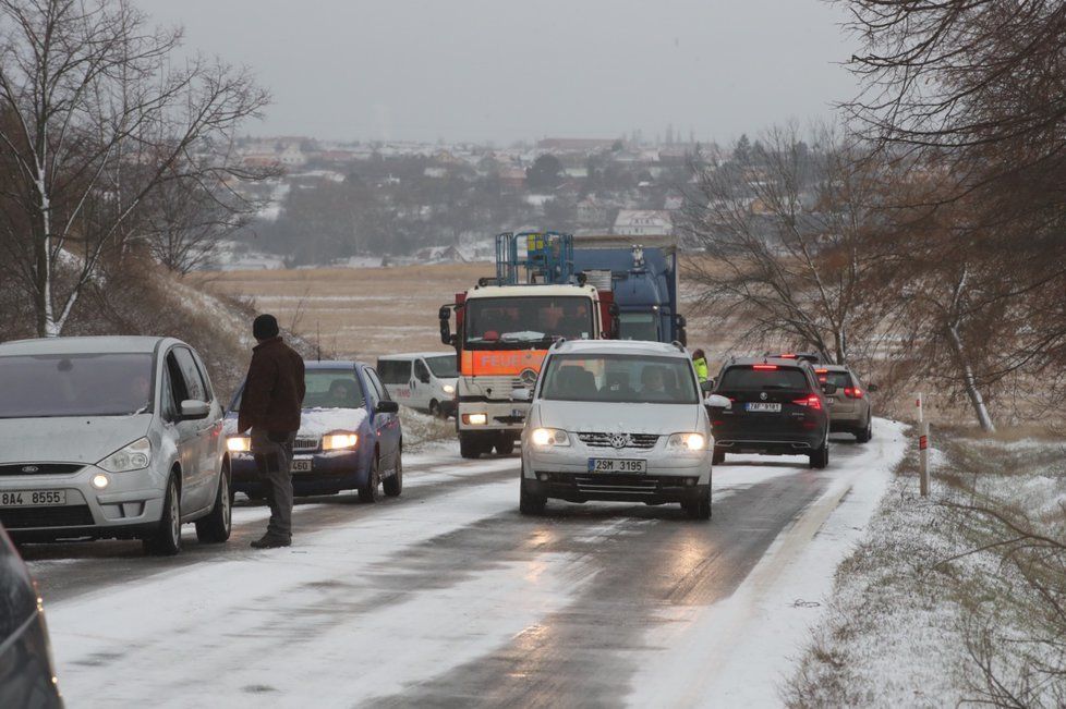 České silnice jsou pokryté sněhem, platí výstraha pro řidiče, sledujte radar Blesku.
