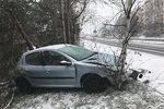 Odpolední sníh a námraza komplikovaly v Praze cestu mnoha řidičům. V Čimické ulici v Kobylisích skončil tento vůz mimo vozovku.
