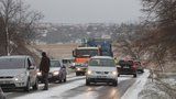 Silnice v Česku budou namrzat a schovají se v mlze. Sledujte radar Blesku