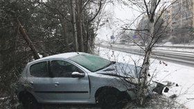 Silnice zaváté sněhem a problémy: V Kobylisích vylétl vůz z vozovky, ve Velkých Přílepech stojí kolony