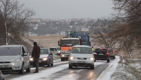 Sníh a námraza prakticky zastavily provoz na silnici Pražská ve Velkých Přílepech. Kvůli zasněžené namrzlé vozovce se tvořily kolony aut, kterým se podsmekávaly pneumatiky. V koloně uvízly i autobusy.