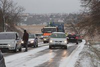 Námraza komplikovala dopravu na jihu Čech. V pohotovosti byly desítky sypačů