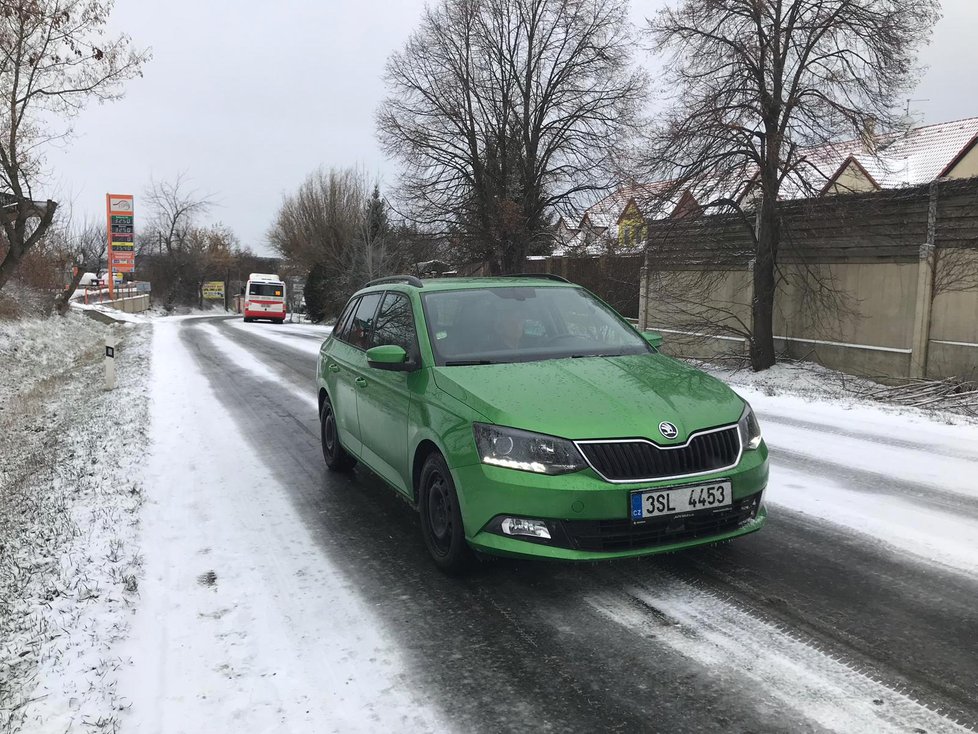 Sníh a námraza prakticky zastavily provoz na silnici Pražská ve Velkých Přílepech. Kvůli zasněžené namrzlé vozovce se tvořily kolony aut, kterým se podsmekávaly pneumatiky. V koloně uvízly i autobusy.(13. 1. 2019)