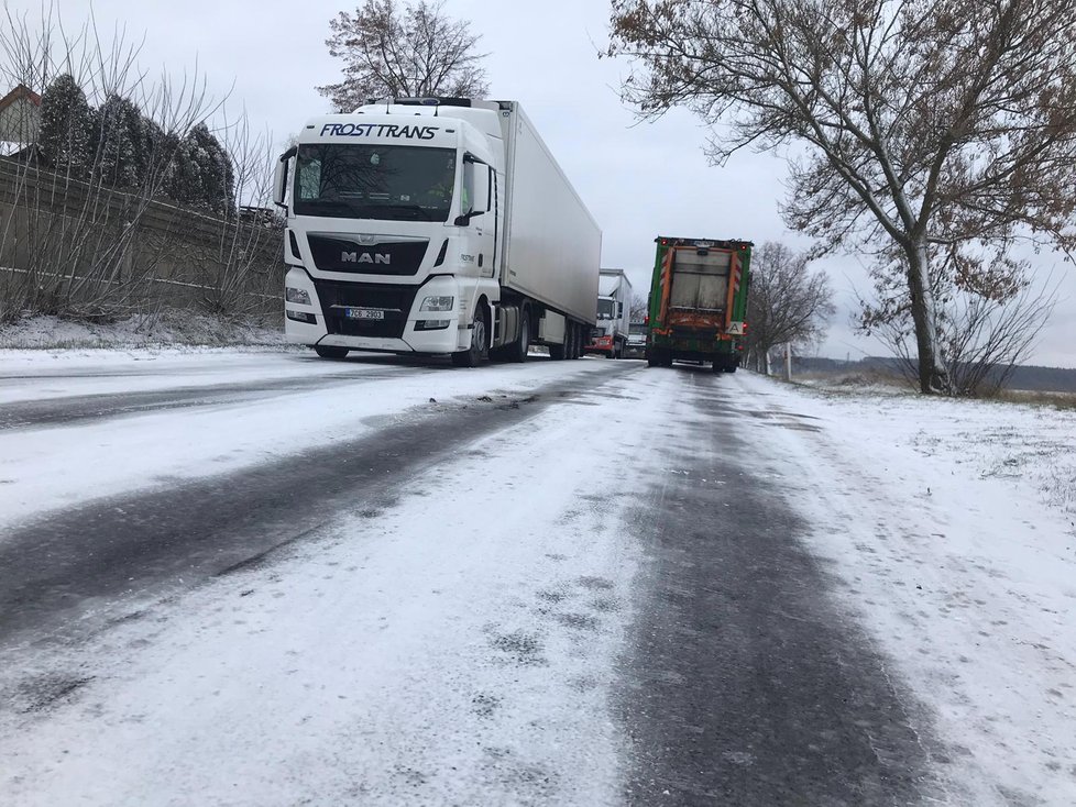 Sníh a námraza prakticky zastavily provoz na silnici Pražská ve Velkých Přílepech. Kvůli zasněžené namrzlé vozovce se tvořily kolony aut, kterým se podsmekávaly pneumatiky. V koloně uvízly i autobusy.(13. 1. 2019)