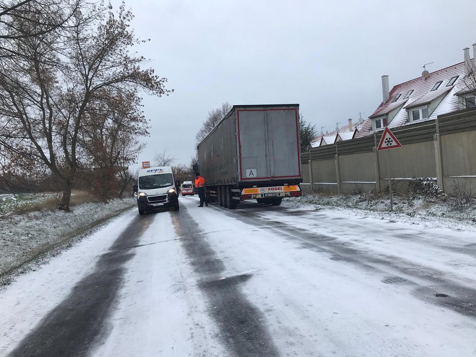 Sníh a námraza prakticky zastavily 3.1. provoz na silnici Pražská ve Velkých Přílepech