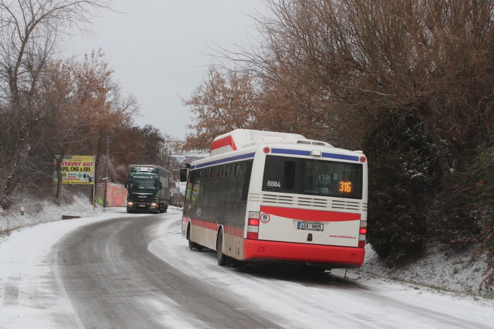 Sníh a námraza prakticky zastavily provoz na silnici Pražská ve Velkých Přílepech. Kvůli zasněžené namrzlé vozovce se tvořily kolony aut, kterým se podsmekávaly pneumatiky. V koloně uvízly i autobusy.