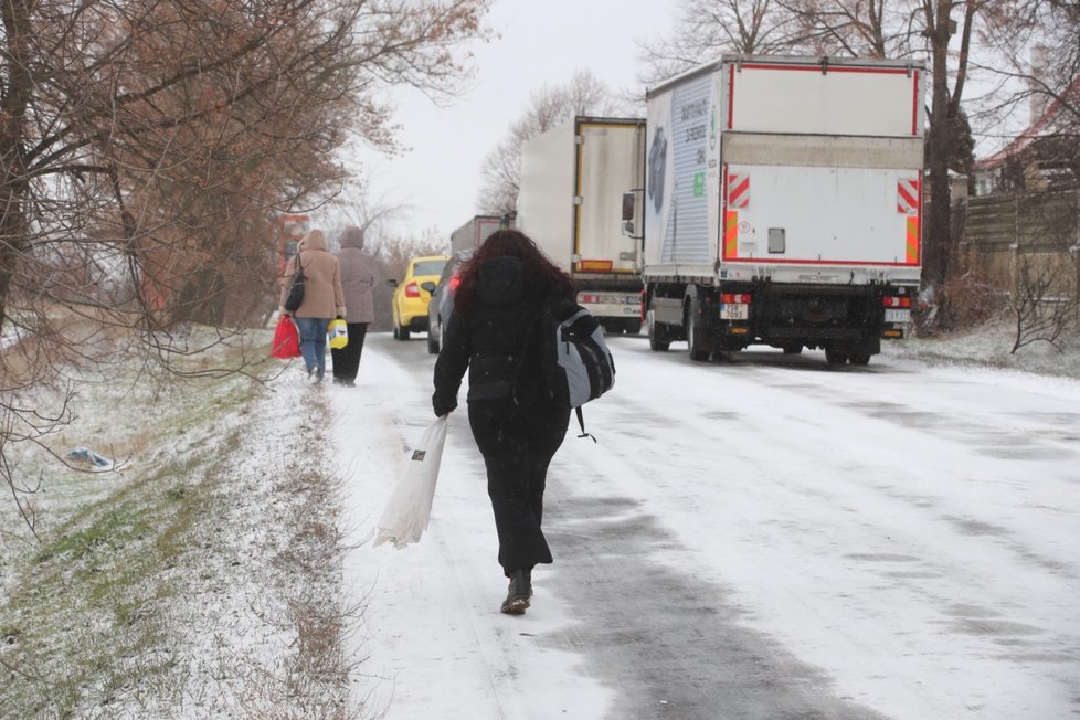 Sníh a námraza prakticky zastavily provoz na silnici Pražská ve Velkých Přílepech. Kvůli zasněžené namrzlé vozovce se tvořily kolony aut, kterým se podsmekávaly pneumatiky. V koloně uvízly i autobusy.