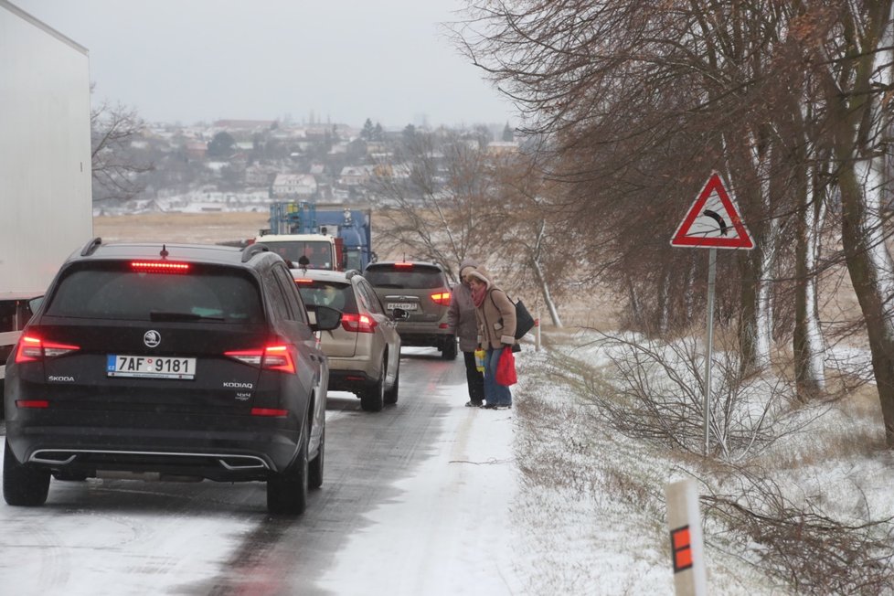 Sníh a námraza prakticky zastavily provoz na silnici Pražská ve Velkých Přílepech. Kvůli zasněžené namrzlé vozovce se tvořily kolony aut, kterým se podsmekávaly pneumatiky. V koloně uvízly i autobusy.(13. 1. 2019)