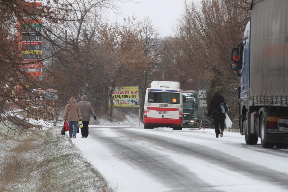 Sníh a námraza prakticky zastavily 3.1. provoz na silnici Pražská ve Velkých Přílepech. Kvůli zasněžené namrzlé vozovce se tvořily kolony aut, kterým se podsmekávaly pneumatiky. V koloně uvízly i autobusy.