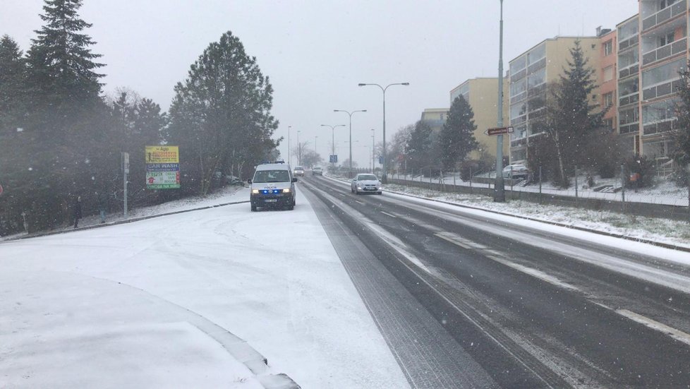 Odpolední sníh a námraza komplikovaly v Praze cestu mnoha řidičům. V Čimické ulici v Kobylisích skončil tento vůz mimo vozovku.