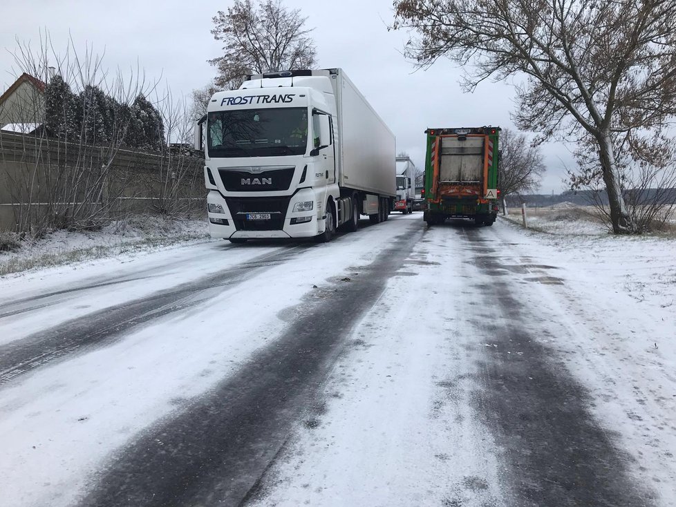 České silnice jsou pokryté sněhem, platí výstraha pro řidiče, sledujte radar Blesku.